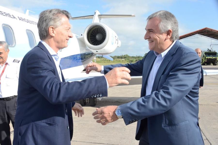 El gobernador Gerardo Morales recibe al Presidente Mauricio Macri en el Aeropuerto Internacional "Horacio Guzmán"