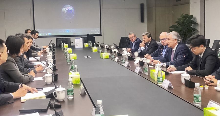 Gerardo Morales junto al Embajador, Diego Guelar; el secretario de Energía de Jujuy, Mario Pizarro y el CEO del Consorcio Cauchari, Guillermo Hoerth en reunión con directivos de Power China y Shangai Electric.