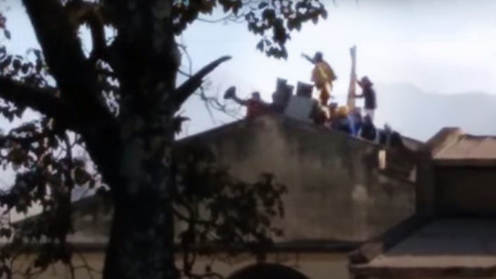 Motín en el penal de Gorriti: hay internos subidos a los techos ...