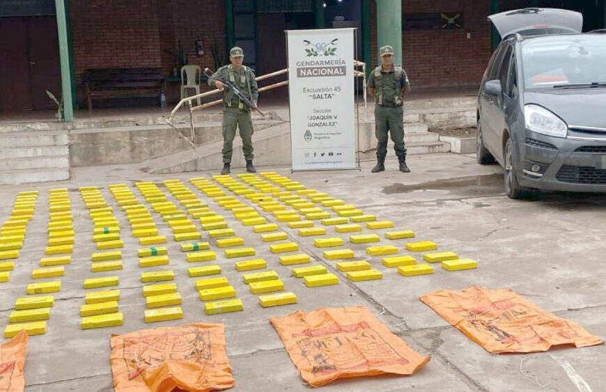 Doble fondos en su vehículo para ocultar más de 194 kilos de cocaína