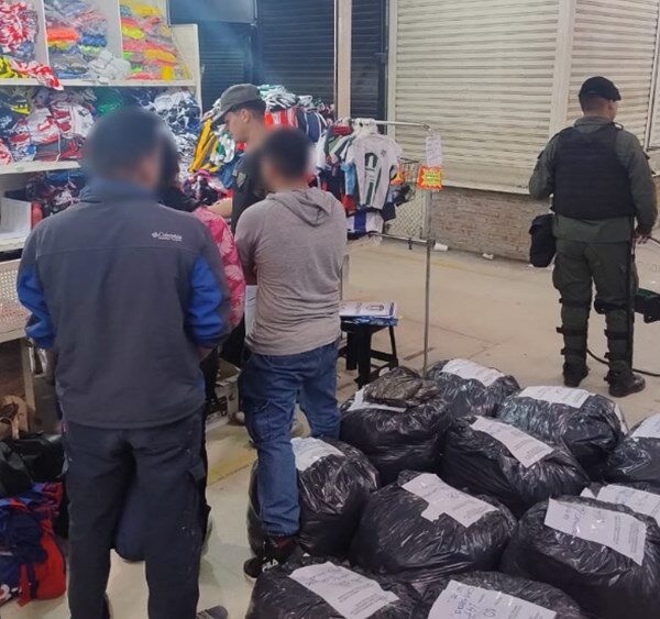 Talleres textiles clandestinos confeccionaban prendas deportivas para la venta en “La Salada”