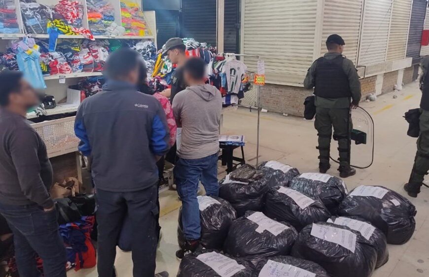 Talleres textiles clandestinos confeccionaban prendas deportivas para la venta en “La Salada”