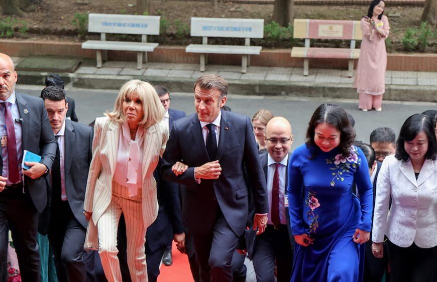 Macron y Brigitte reaparecen en Vietnam tras el polémico gesto en el avión