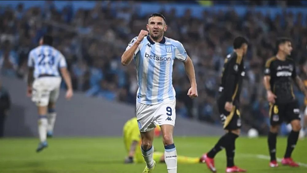 Racing goleó al Colo Colo y pasó a los octavos de final