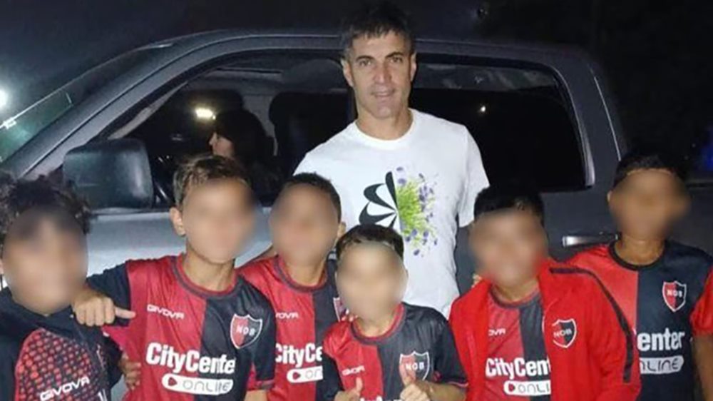 Infame actitud:  Newell’s sancionó a seis chicos por una foto con un jugador de Central