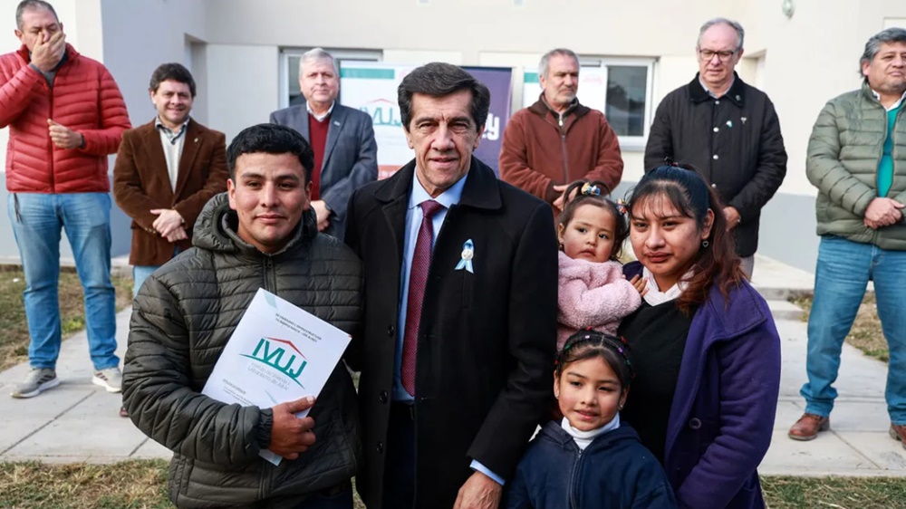 Entregaron viviendas a 20 familias residentes de Los Alisos