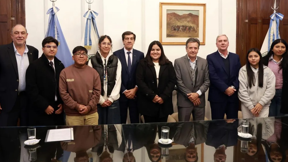 Estudiantes de medicina recibieron becas del gobierno provincial