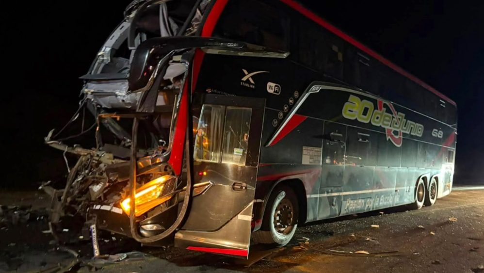 Tragedia en Güemes: un muerto y más de 20 heridos tras el choque entre un colectivo y un camión
