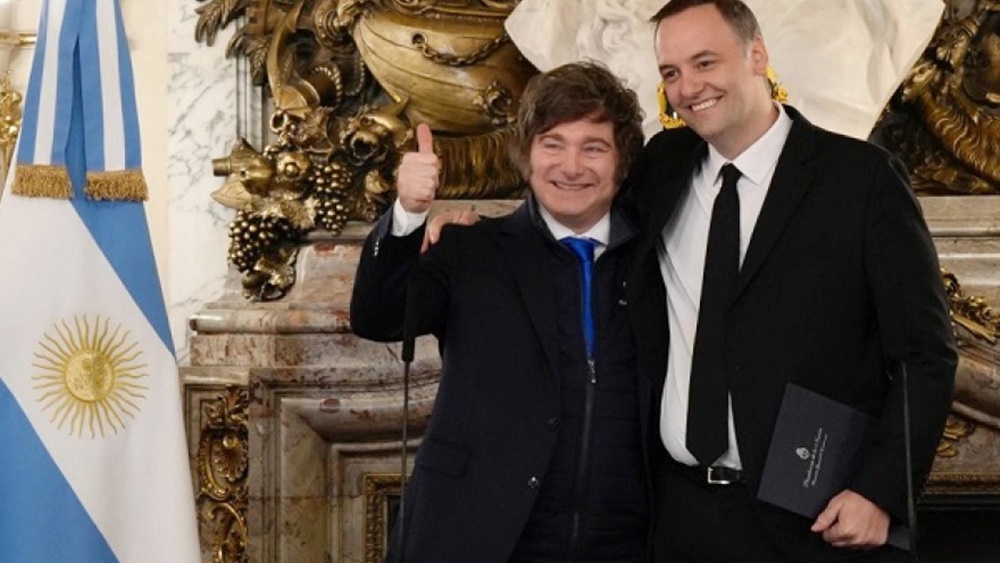 Milei regresó de Europa y tendrá una reunión definitoria con Adorni