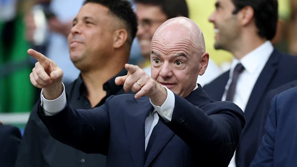 La FIFA en crisis: renunció un asesor de Gianni Infantino en medio del conflicto con la UEFA
