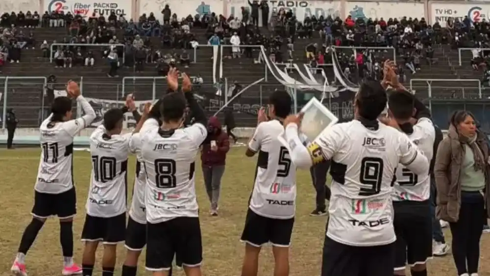 Cuyaya ganó el clásico ante Lavalle y festejó sobre el final en La Tablada